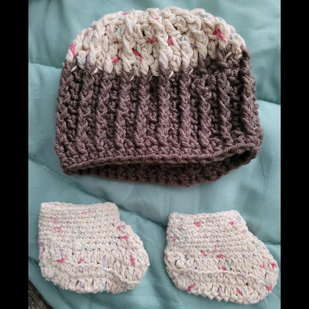 NWOT 🎂3-piece Handmade Crochet Set For Baby Hat & Booties Birthday Cake 0-6 Mos